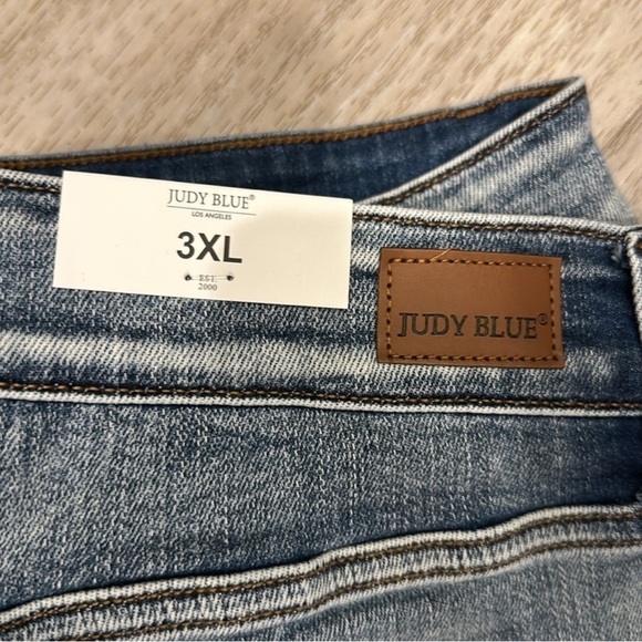 NWT Judy Blue High Waisted Medium Wash Distressed Jean Shorts 3XL Plus - Picture 4 of 7